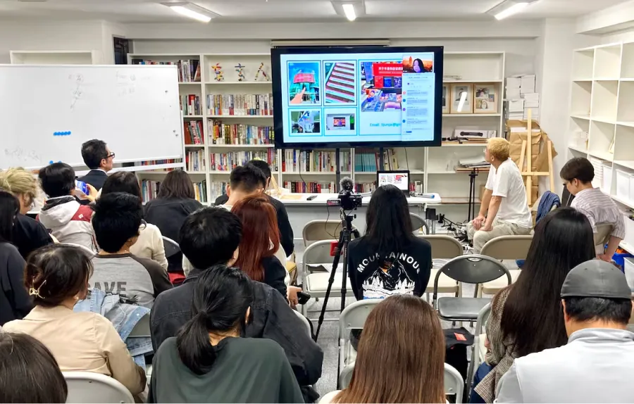 UN ESPACIO DE ENCUENTRO. Lejos de la censura y la represión de Pekín, jóvenes chinos se reúnen en librerías, cafés y foros para debatir sobre cuestiones que en su patria serían consideradas peligrosas. / EL PAÍS.