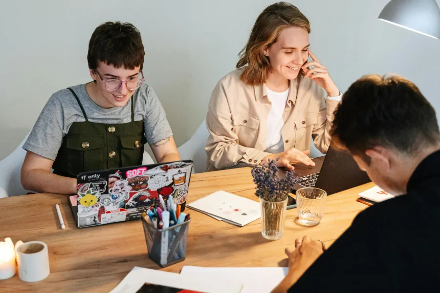 GENERACIÓN Z EN LA OFICINA. Muchos gerentes consideran que los miembros de la Generación Z tienen una actitud poco profesional y carecen de buenas habilidades de comunicación.. / PEXELS.