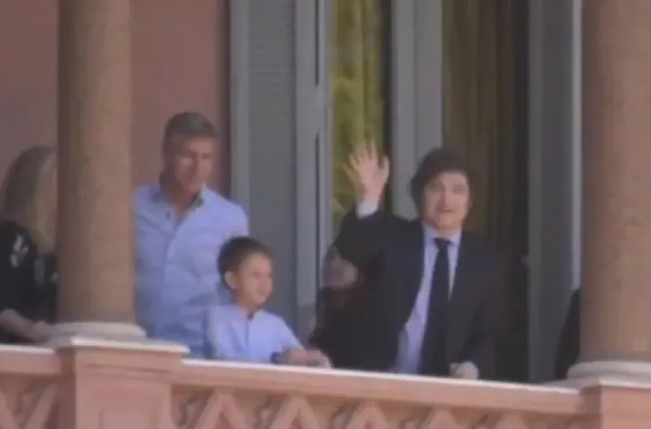 Palermo visitó al presidente Javier Milei y saludaron desde el balcón de la Casa Rosada