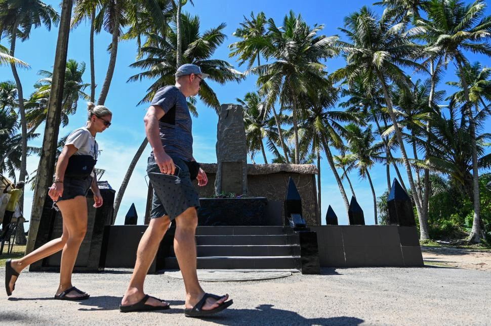 MEMORIAL. Turistas vistan el lugar por donde pasó la marea devastando todo en Peraliya (Sri Lanka) en 2004.