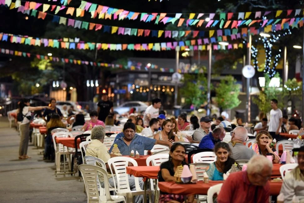 NOCHEBUENA. Las mesas fueron armadas en la calle para celebrar “Una Navidad Diferente” y los asistentes disfrutaron de la cena. la gaceta / fotos de diego araoz