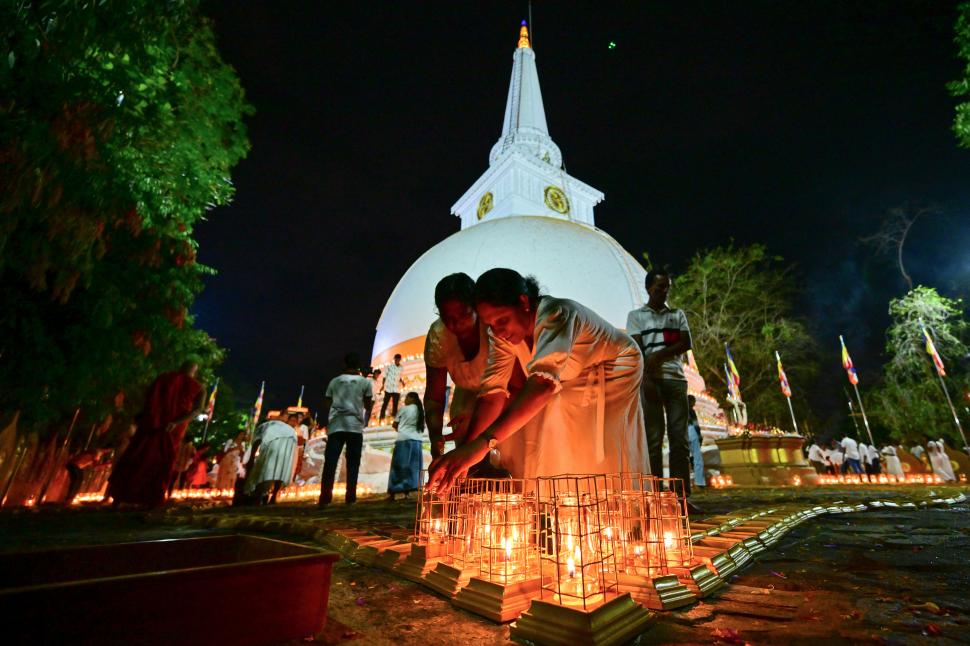 SRI LANKA.  Homenaje en el monasterio budista Mahamevdawa.