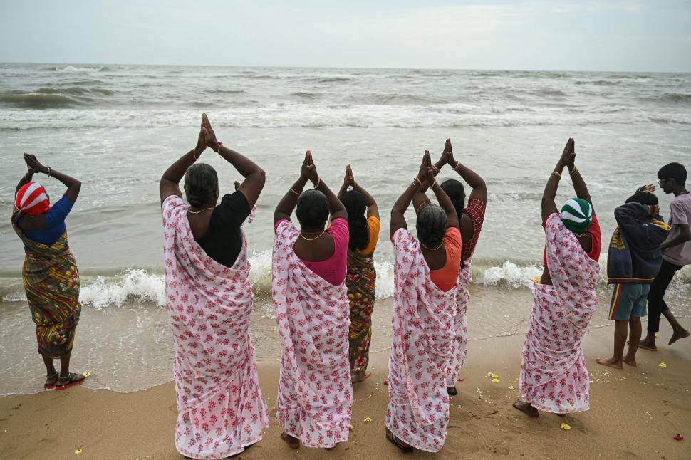 INDIA. Homenaje ritual en la playa Pattinapakkam en Chennai.