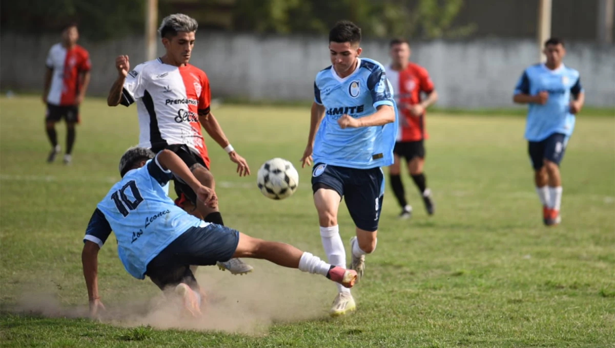 DISPUTA. Iván Varela de Sportivo lucha la pelota con Epifanio y Barboza. 