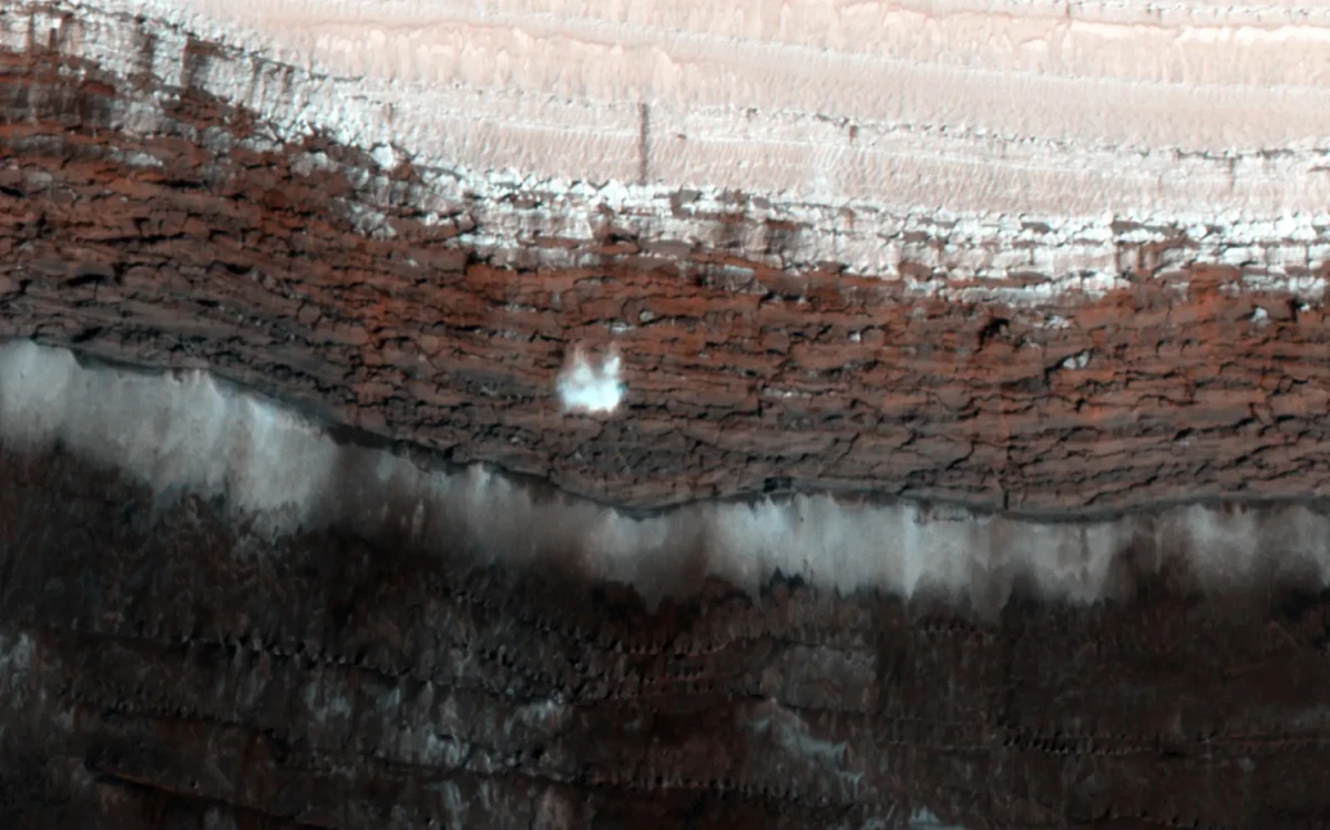 La primavera marciana implica mucho agrietamiento del hielo, lo que dio lugar a este trozo de escarcha de dióxido de carbono de 20 metros de ancho capturado en caída libre por la cámara HiRISE a bordo del Mars Reconnaissance Orbiter de la NASA en 2015. NASA/JPL-Caltech/Universidad de Arizona