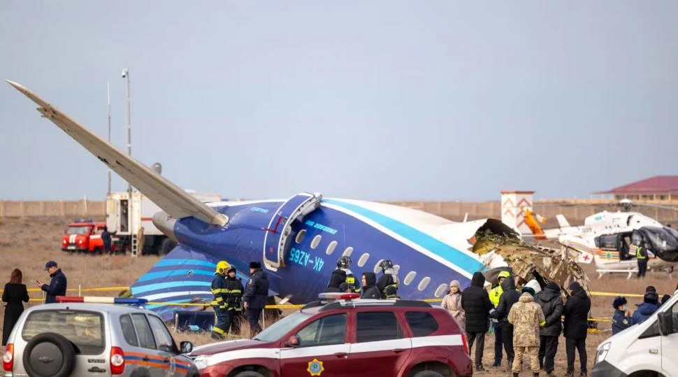 LA ESCENA. Viajaban 67 personas y fallecieron 38 en el accidente ocurrido el miércoles. afp