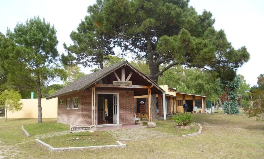 AGUAS VERDES. El camping dispone de cabañas, además de dormis y parcelas. / AGUAS VERDES