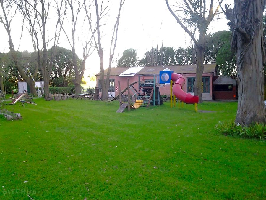 LAS BRUSQUITAS. El jardín soñado de este camping en Miramar. / LAS BRUSQUITAS