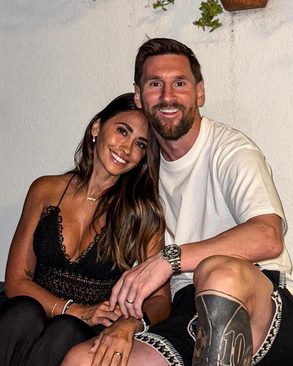 JUNTOS. Lionel Messi posó con Antonela Rocuzzo durante las festividades. 