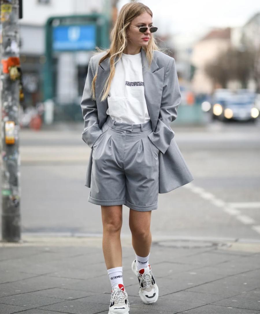 STREET STYLE. La mezcla de lo urbano de las bermudas con el toque del blazer genera un outfit disruptivo. / GLAMOUR.