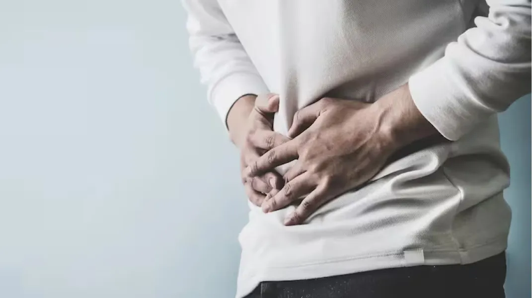 Los dolores y la distensión abdominal son algunos de los síntomas propios del colon irritable.