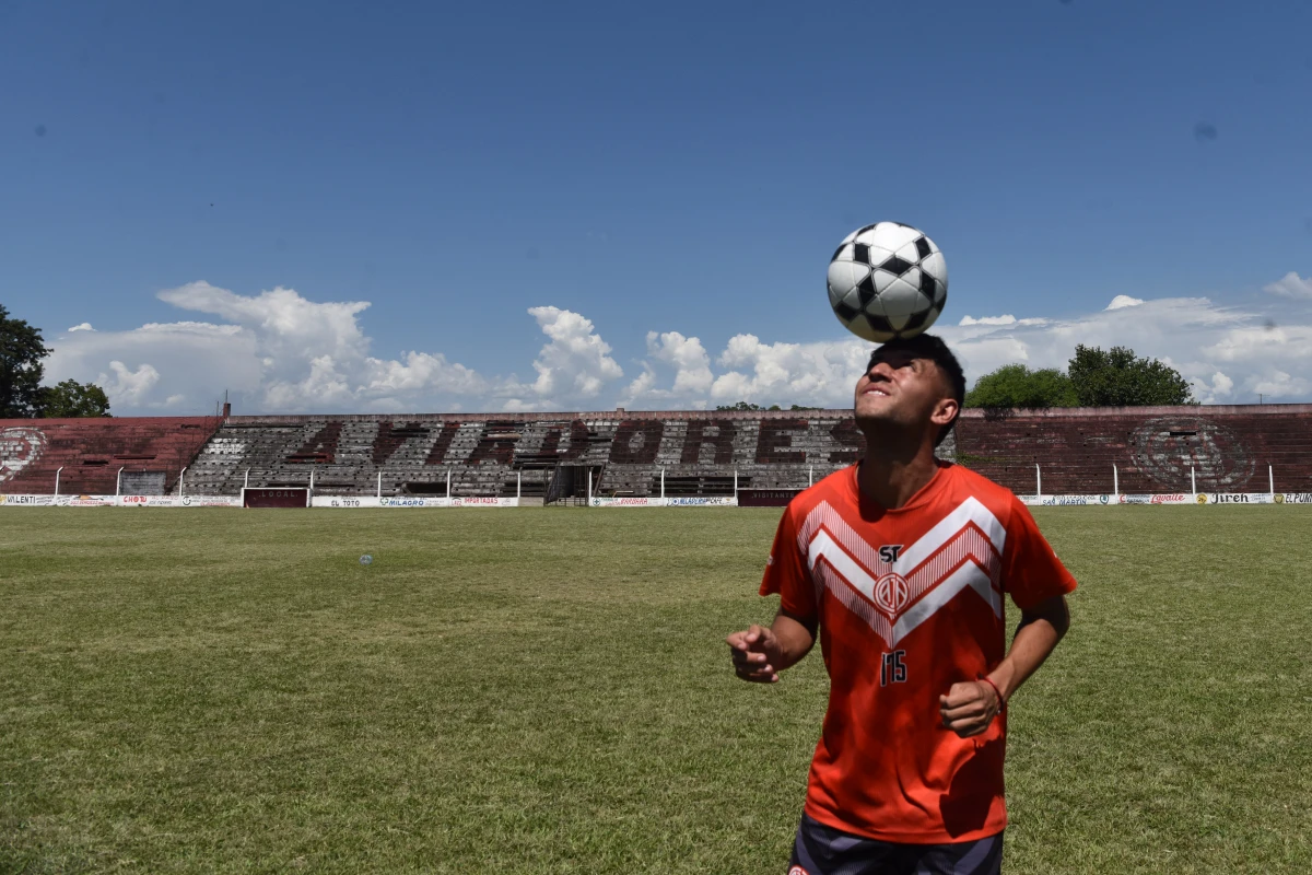 Renunció a su trabajo, es el capitán de Jorge Newbery y sueña con la primera estrella