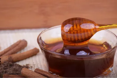 Año Nuevo: cómo hacer ritual con canela y miel para atraer abundancia, según el Feng Shui