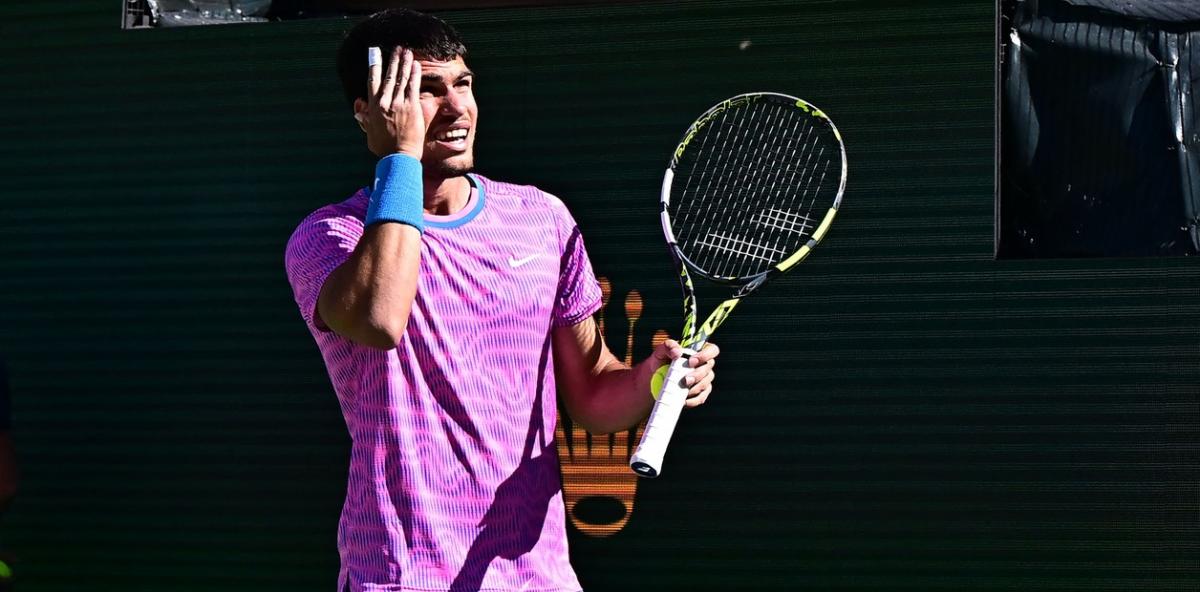 EN TODOS LADOS. Carlos Alcaraz sufrió la invasión de abejas en Indian Wells.