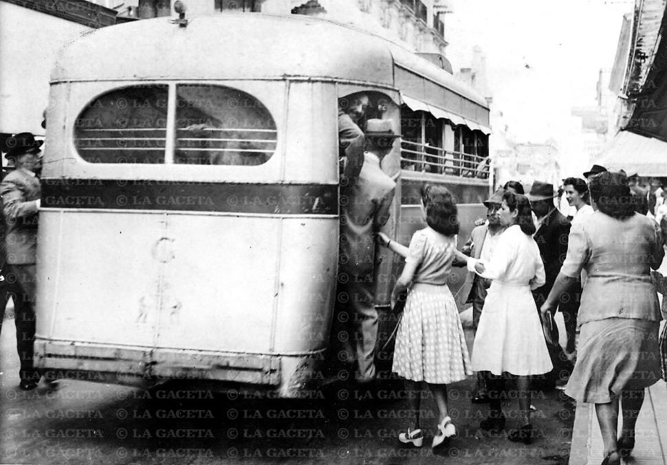 Recuerdos fotográficos: cómo era el transporte público a lo largo de distintas décadas en Tucumán