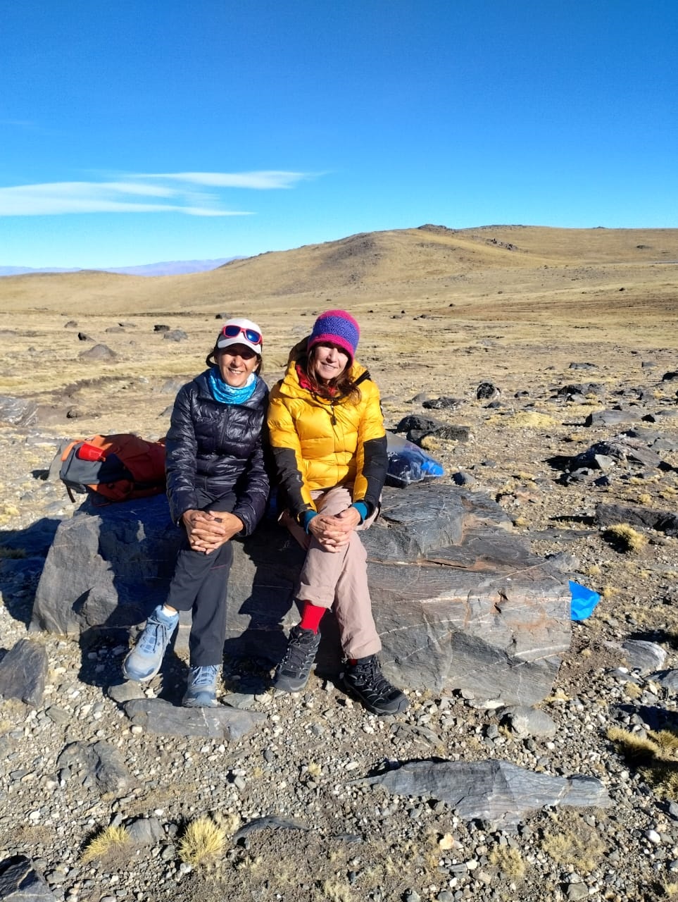 HERMANAS. Silvia y Corina Altamirano, en las lagunas de HuancaHuasi.