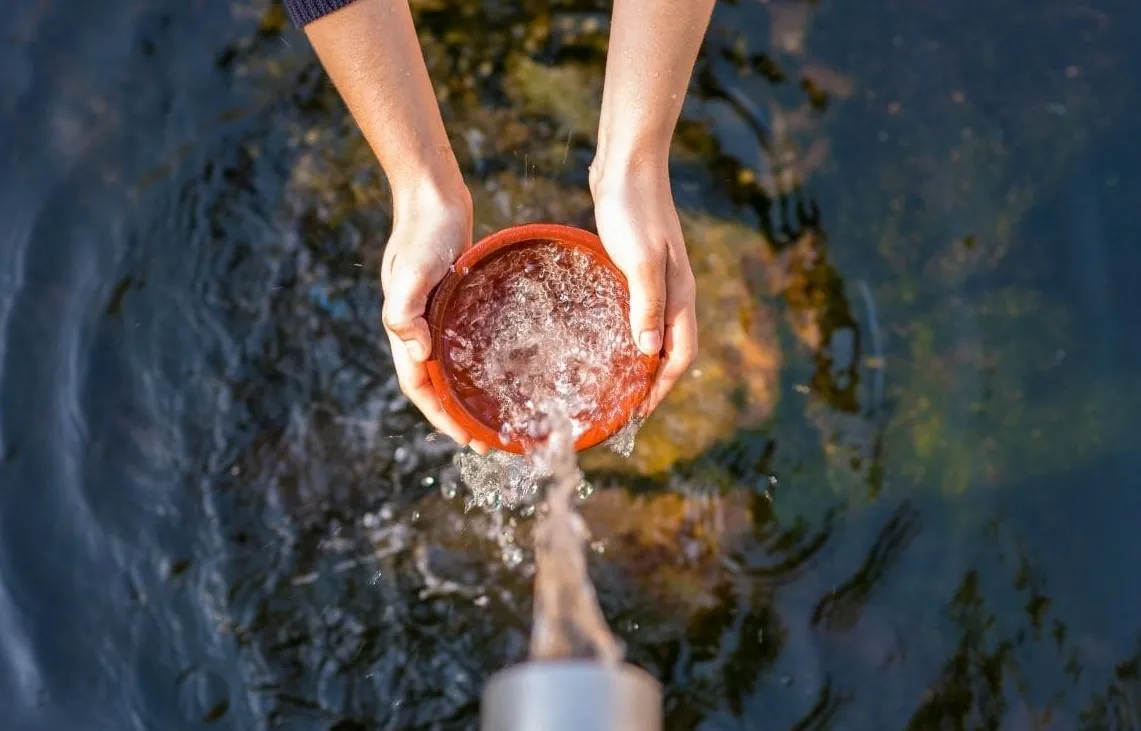 El agua en sueños refleja tu conexión emocional más profunda.