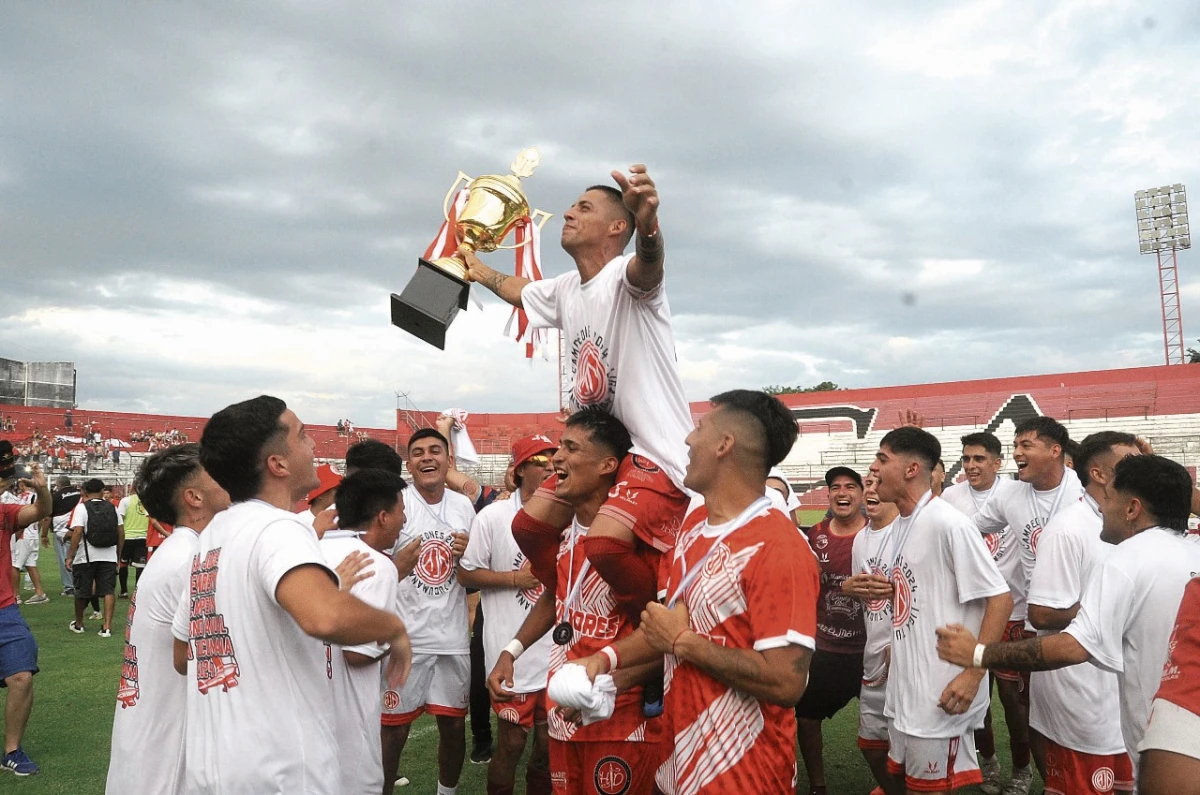 SE SACÓ LA ESPINA. Diego Herrera (en andas) celebra el título levantando la copa. “Tinga” es el único sobreviviente del equipo que había perdido la final de 2012 contra Lastenia en cancha de Atlético.