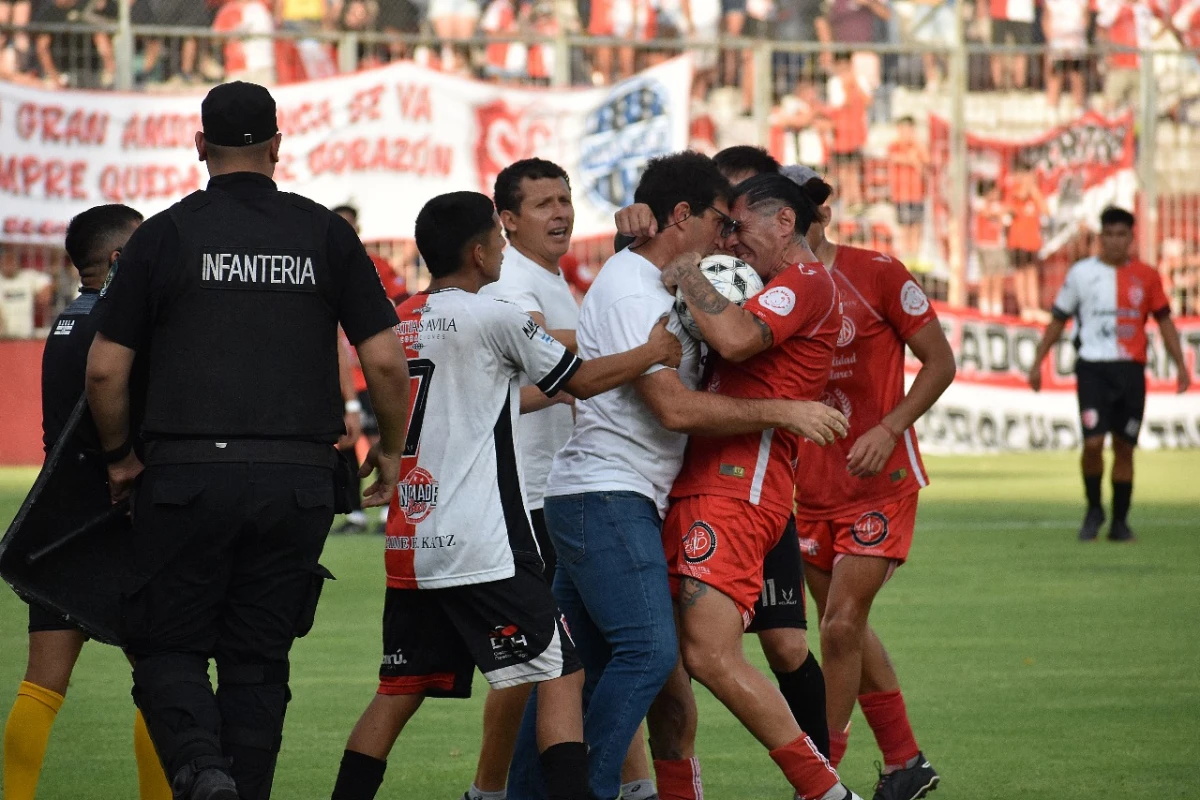 ENFURECIDO. Fligman encaró a Acosta y tuvieron un encontronazo. Luego, el entrenador se fue expulsado.