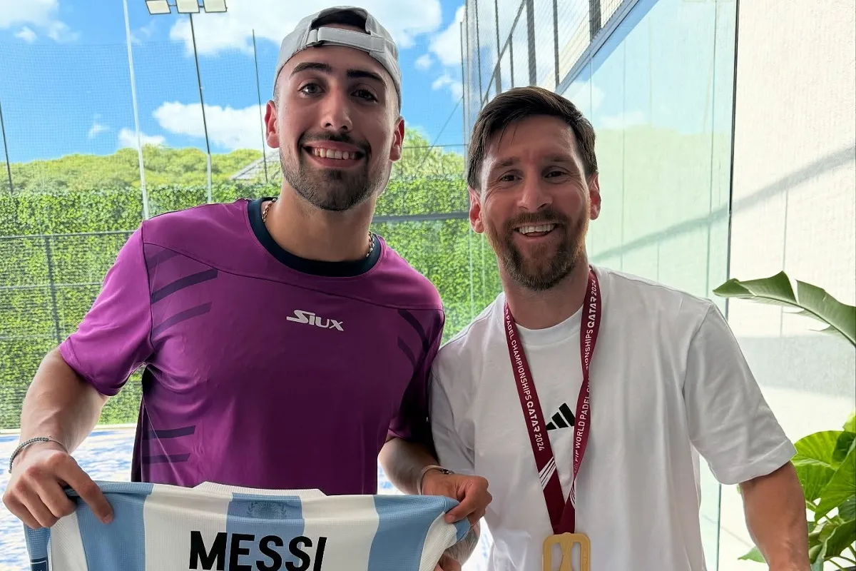 FELICES. Chozas posa junto a Lionel Messi y una camiseta de la Selección Argentina.