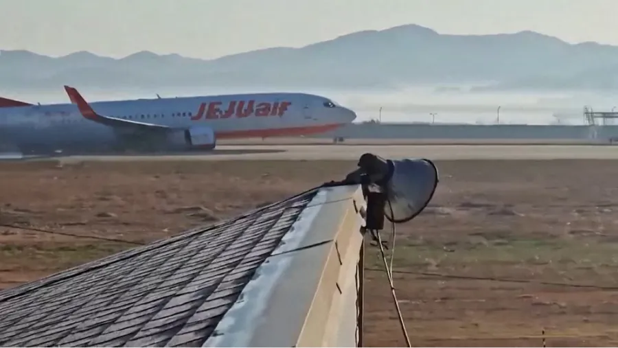 El impactante momento en que se estrelló el avión en Corea del Sur