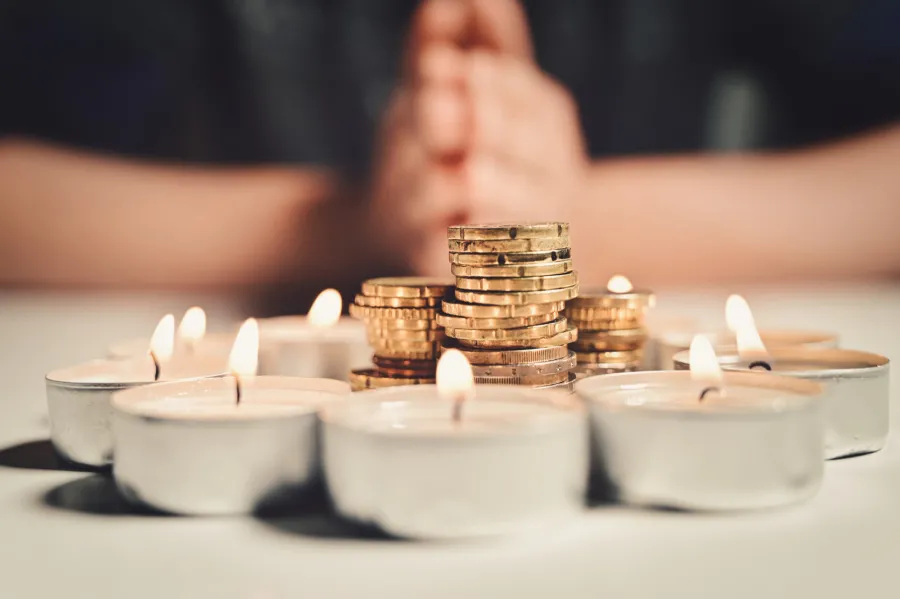 Dónde se pone el dinero en Año Nuevo para atraer riqueza en el 2025