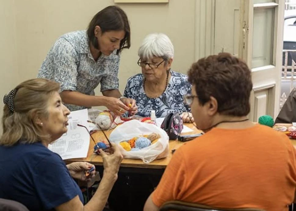 DIVERSIÓN. Además de fortalecer el área cognitiva, los adultos podrán distenderse con juegos de mesa y karaoke. unt - epam