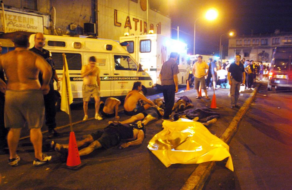 AYUDA. Cientos de ambulancias llegaron al lugar para intentar salvar vidas.