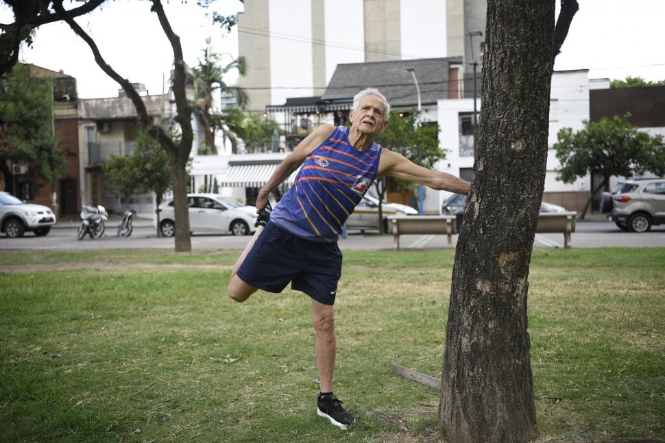 DISCIPLINA. El atleta que empezó a ejercitarse hace 10 años, hoy corre en velocidad, y también hace lanzamiento de disco y de jabalina.