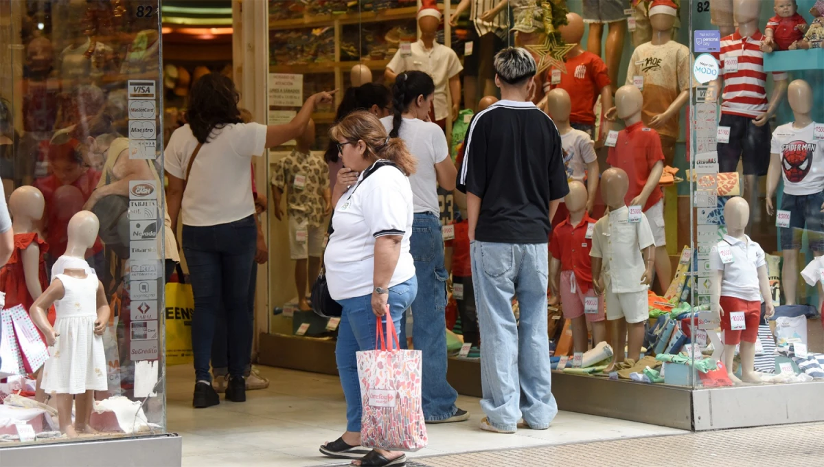 MOVIMIENTO. Las peatonales y el microcentro tuvieron una buena afluencia de tucumanos en los días previos a la Navidad. 