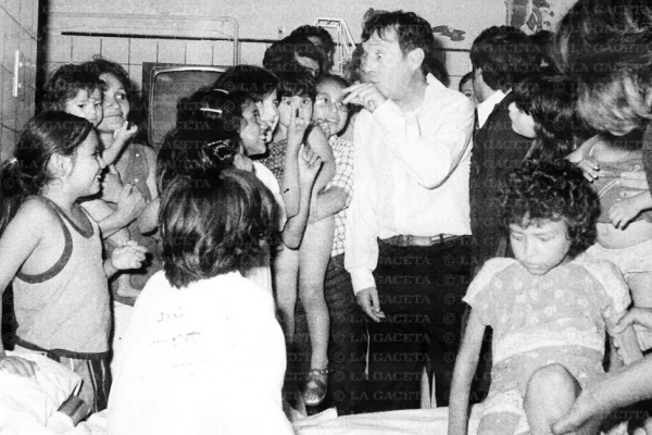 Recuerdos fotográficos: Eso, eso, eso, la visita de El Chavo al Hospital de Niños de Tucumán