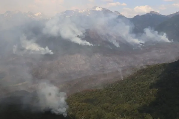 El incendio en el Parque Nacional Nahuel Huapi ya arrasó 1.800 hectáreas