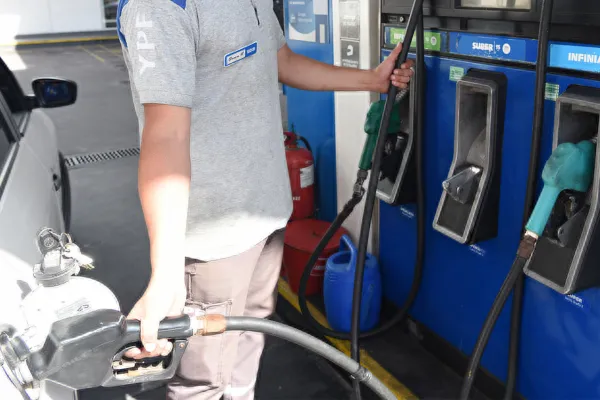 Suben los combustibles: ¿cuánto costará el litro de nafta durante enero?