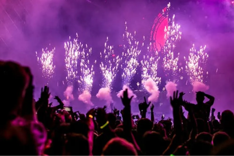 FIESTA EN TUCUMÁN. Los planes de Año Nuevo en la provincia van desde fiestas electrónicas con grandes músicos hasta clásicos como la White Party. / PEXELS.