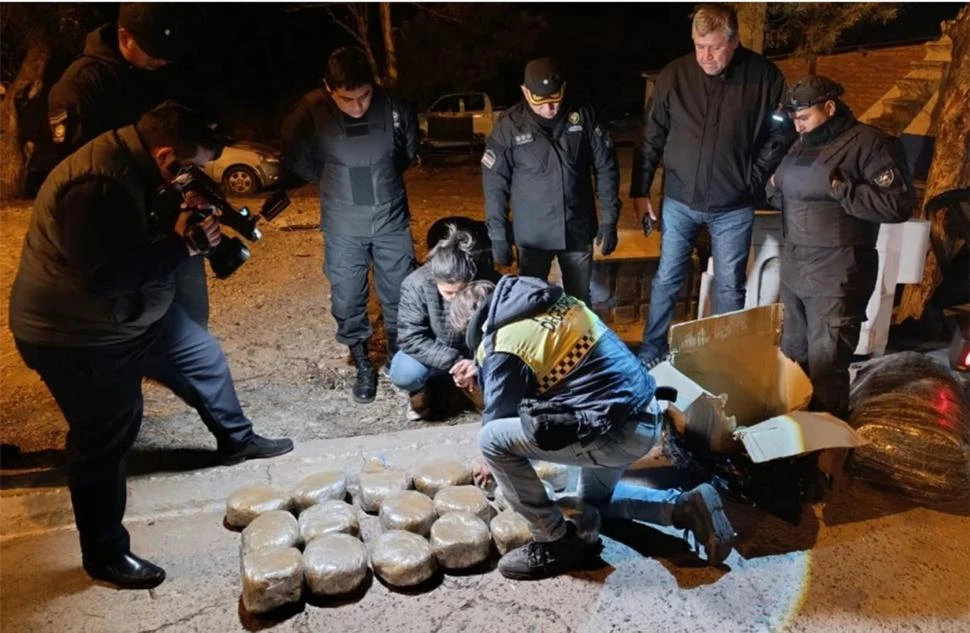 EL RÉCORD. Policías y funcionarios controlan los envoltorios con marihuana que fueron decomisados de un tour de compras que provenía de Orán.