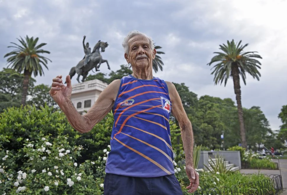 NO DEJAR DE SOÑAR. Torres entrena en la Plaza San Martín y sus deseos son convertirse en campeón del mundo y ser reconocido en la Legislatura. la gaceta / fotos de franco vera