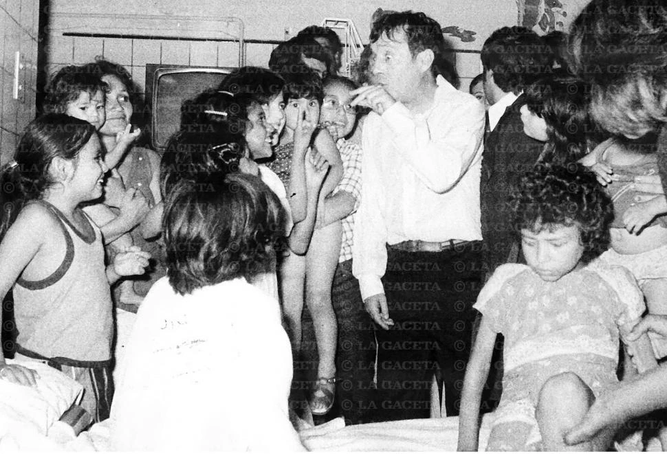 Recuerdos fotográficos: Eso, eso, eso, la visita de El Chavo al Hospital de Niños de Tucumán