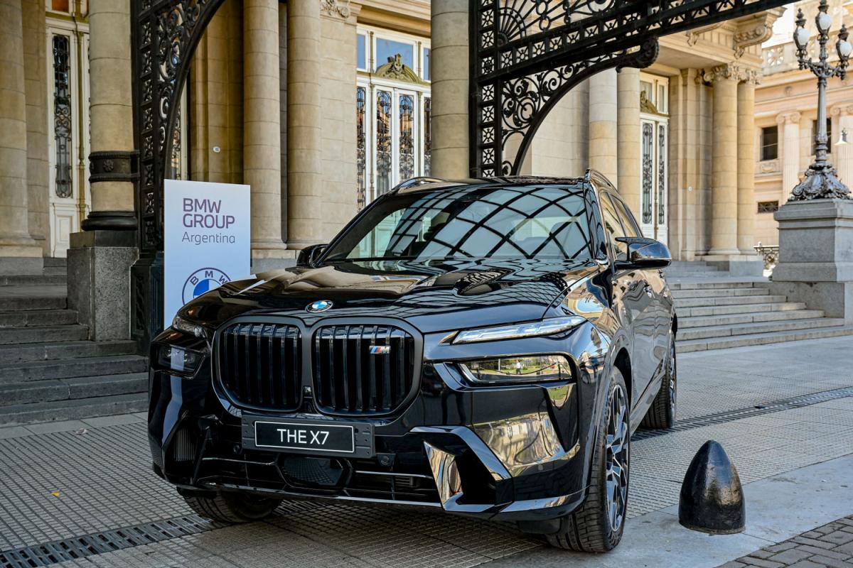 La nueva BMW X7, tope de gama de las SAV de BMW en Argentina, acompañó al Serie 5 en el Colón. 