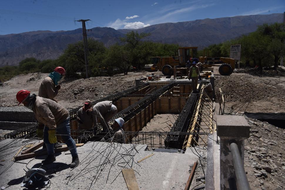 PLENA TAREA. Avanza la reconstrucción del puente sobre el río Santa María, de 180 m de longitud, que había sido afectado por crecidas en el verano.