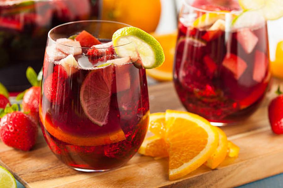 TINTO DE VERANO, EL CLÁSICO ESPAÑOL QUE NO FALLA. Es refrescante y fácil de preparar, perfecto para cualquier fiesta. / PEXELS.