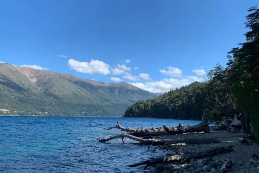 UNA BUENA OPCIÓN. El lago Nahuel Huappi se puede visitar desde el camping. / LAGO GUTIERREZ.