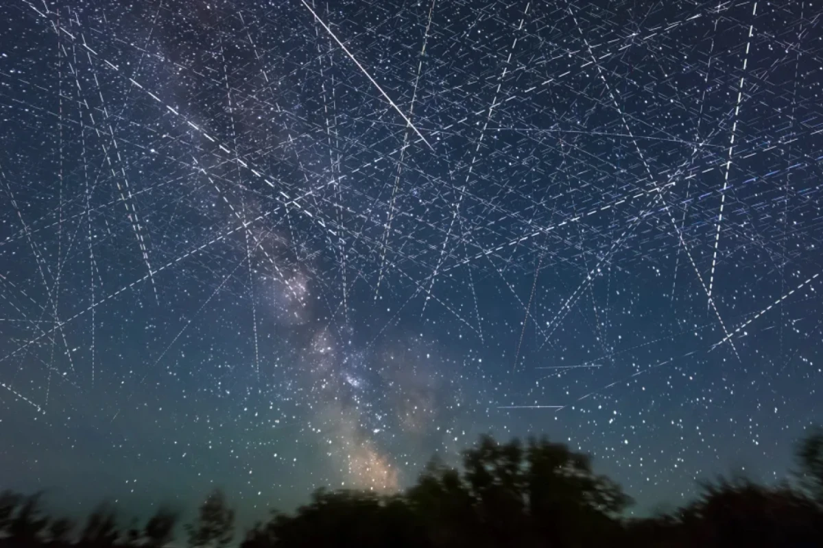 Sumando las exposiciones tomadas durante 30 minutos en una noche de principios de junio, una imagen compuesta representa el cielo lleno de satélites. Alan Dyer/VWPics/Grupo Universal Images/Getty Images