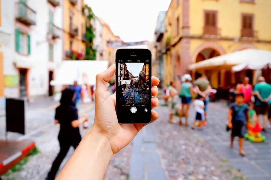 AHORRO DE BATERÍA. Los celulares son esenciales para las aventuras pero pueden quedarse sin batería entre el uso de mapas y las fotos de los viajes. / PEXELS.