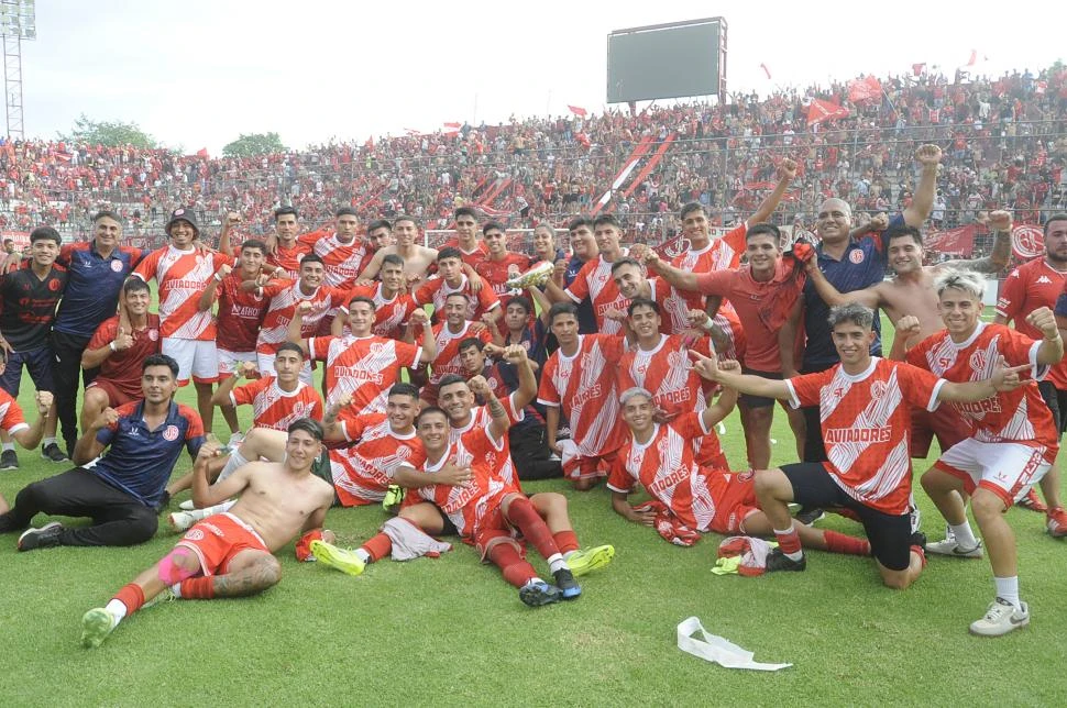 TODO FUE “ROJO Y BLANCO”. El plantel de Newbery arrancó con los festejos en el estadio de La Ciudadela y siguió en la ciudad de Aguilares con los hinchas. la gaceta / foto de antonio ferroni