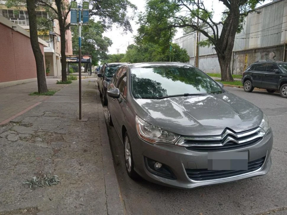 LA GACETA en Whatsapp: quejas por los vehículos mal estacionados