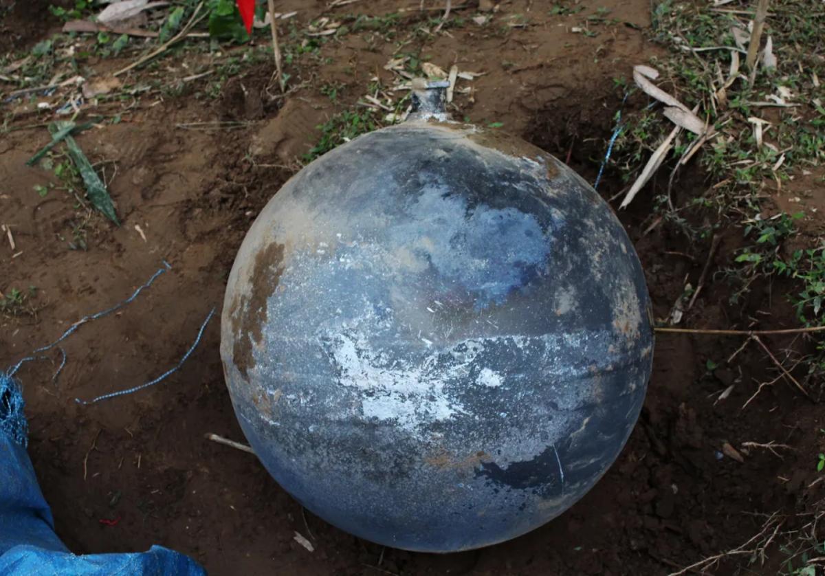 Esta imagen tomada en enero 2 del 2016 muestra una bola de metal que aterrizó en una provincia del norte de Tuyen Quang en Vietnam.