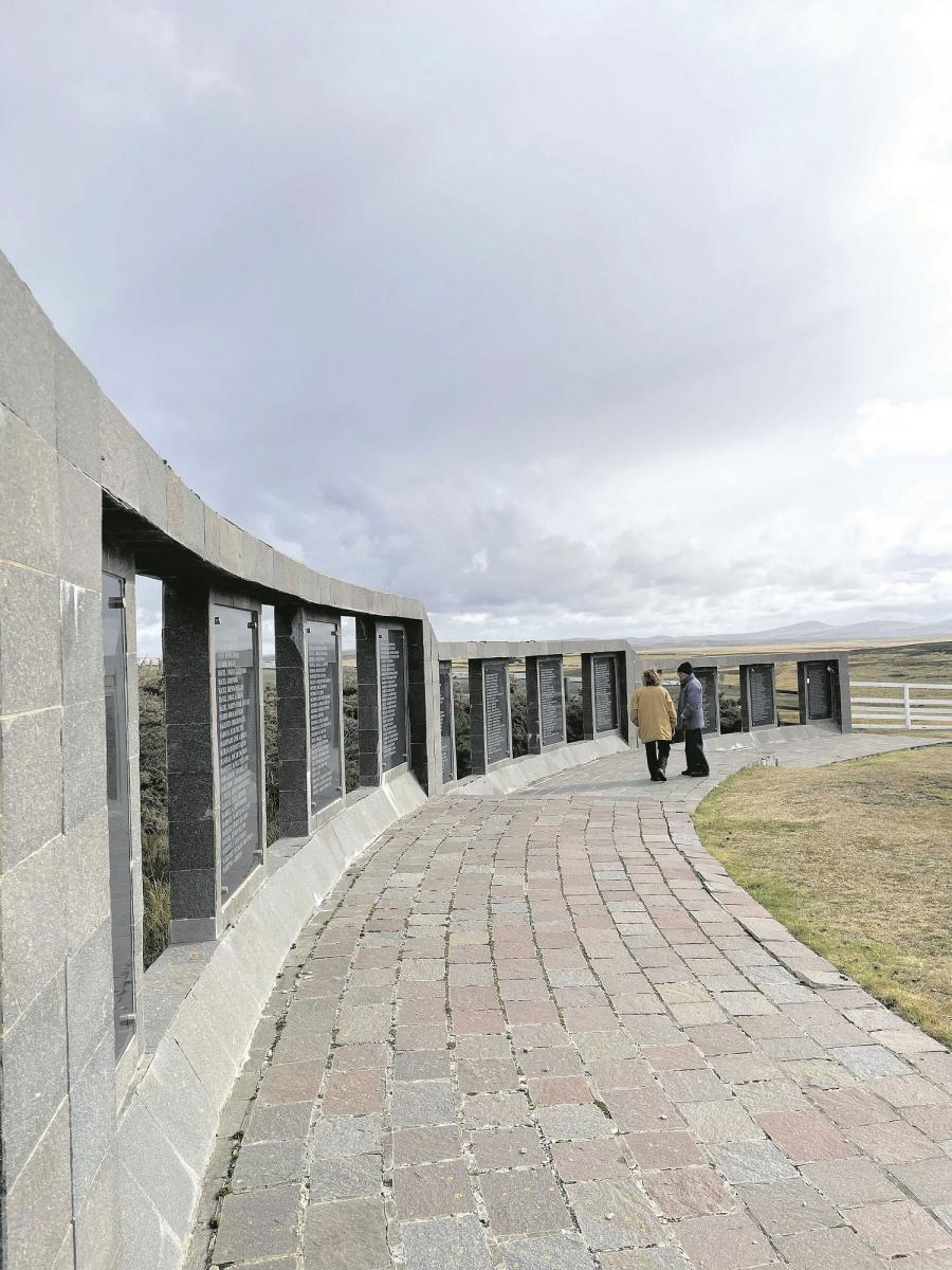 El memorial da cuenta de los combatientes argentinos caídos durante la guerra de 1982. 