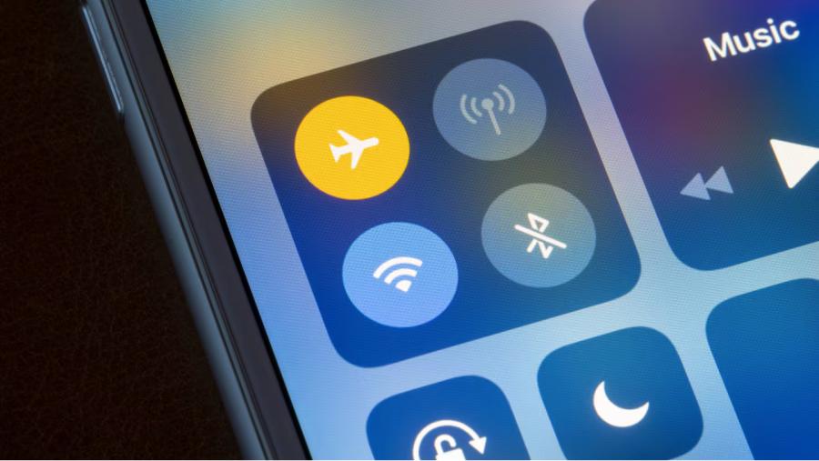 MODO AVIÓN. Activar este modo es clave para que el celular no esté buscando señal, lo que consume la batería rápidamente. / PEXELS.