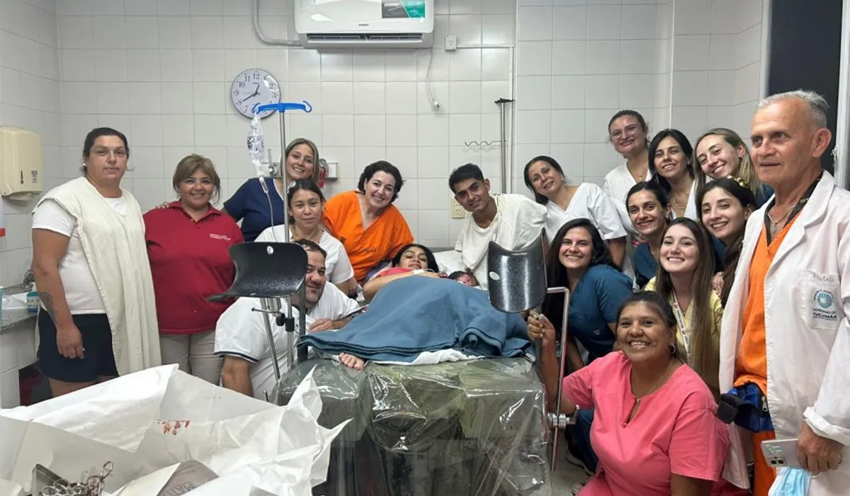 FELICES. Todo el equipo de la Maternidad que trabajó para asistir en los partos a Camilia y Karen, las mamás de los recién nacidos.