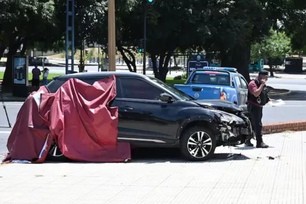 Accidente fatal: perdió el control del auto, se subió a la vereda y mató a un turista brasileño